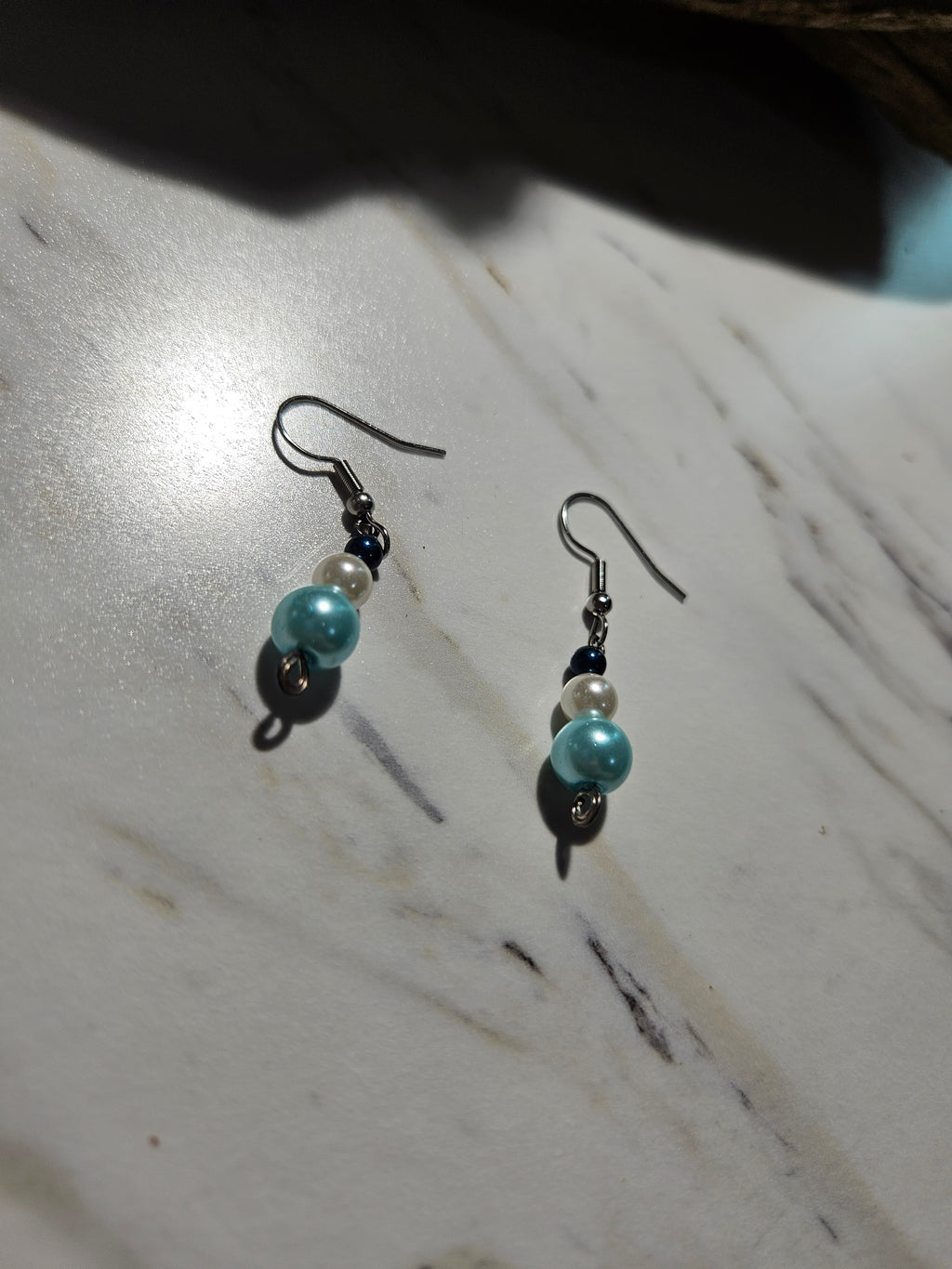 Blue and white imitation pearl dangle earrings