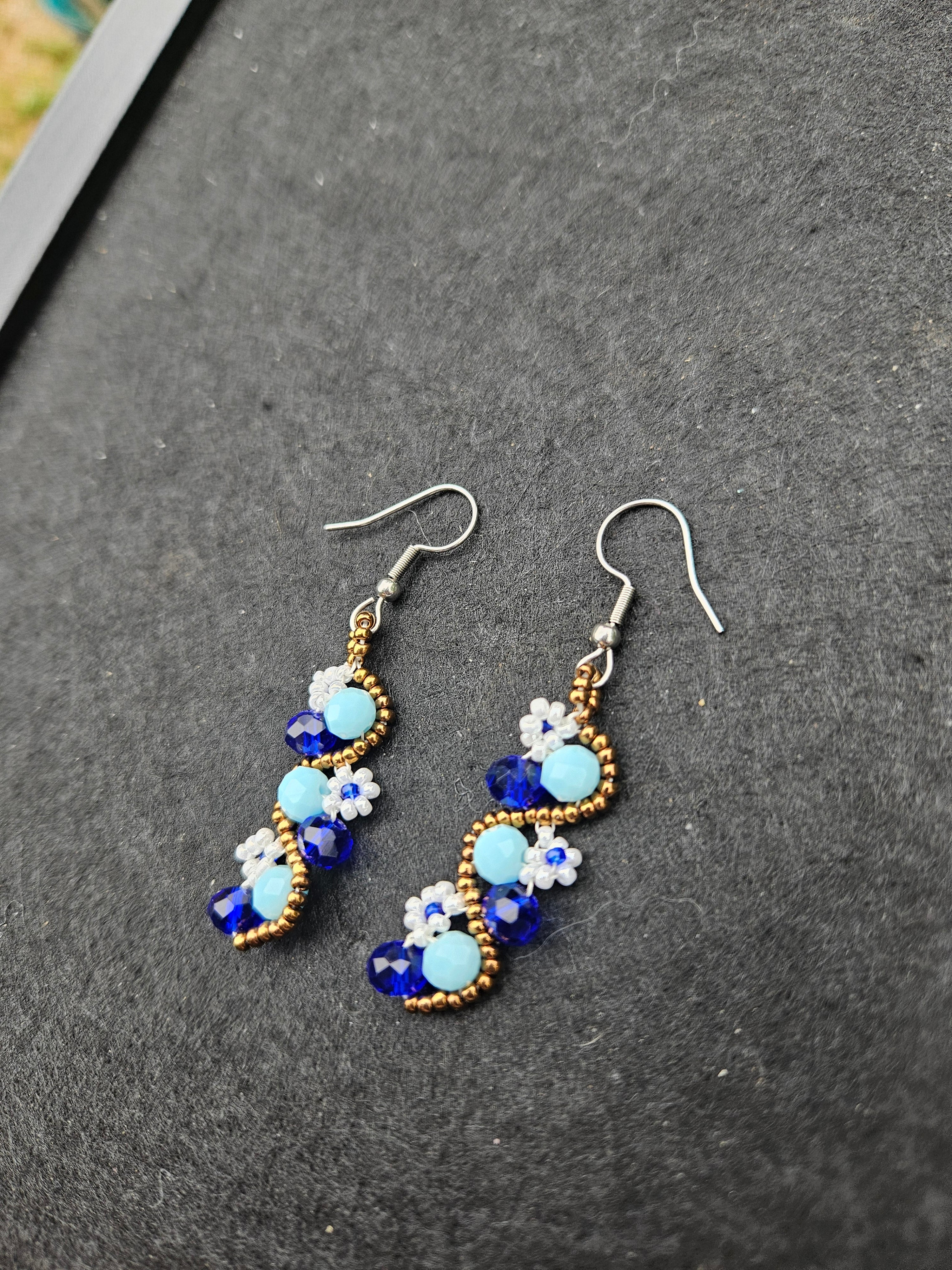 Flower dangle earrings
