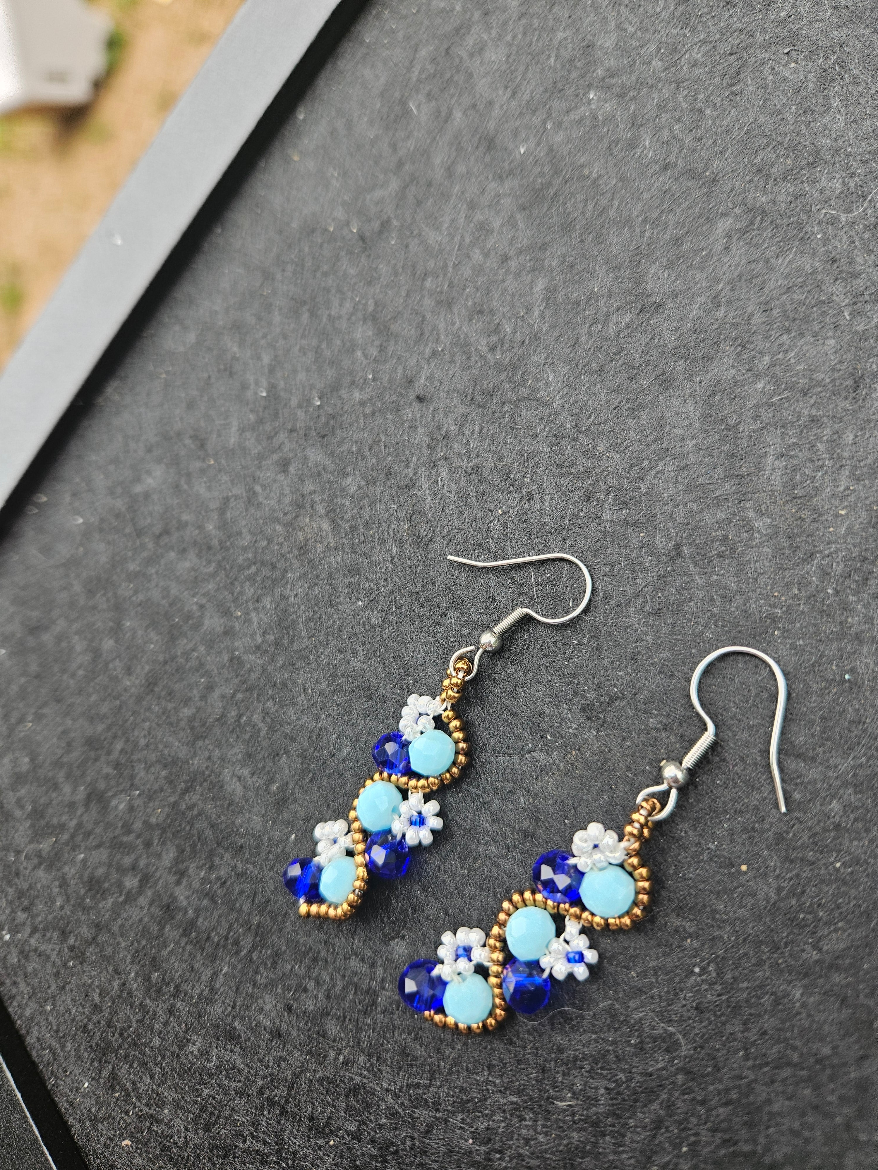 Flower dangle earrings