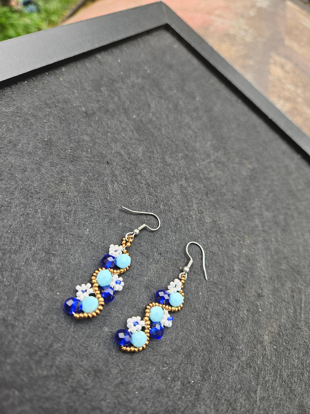 Flower dangle earrings