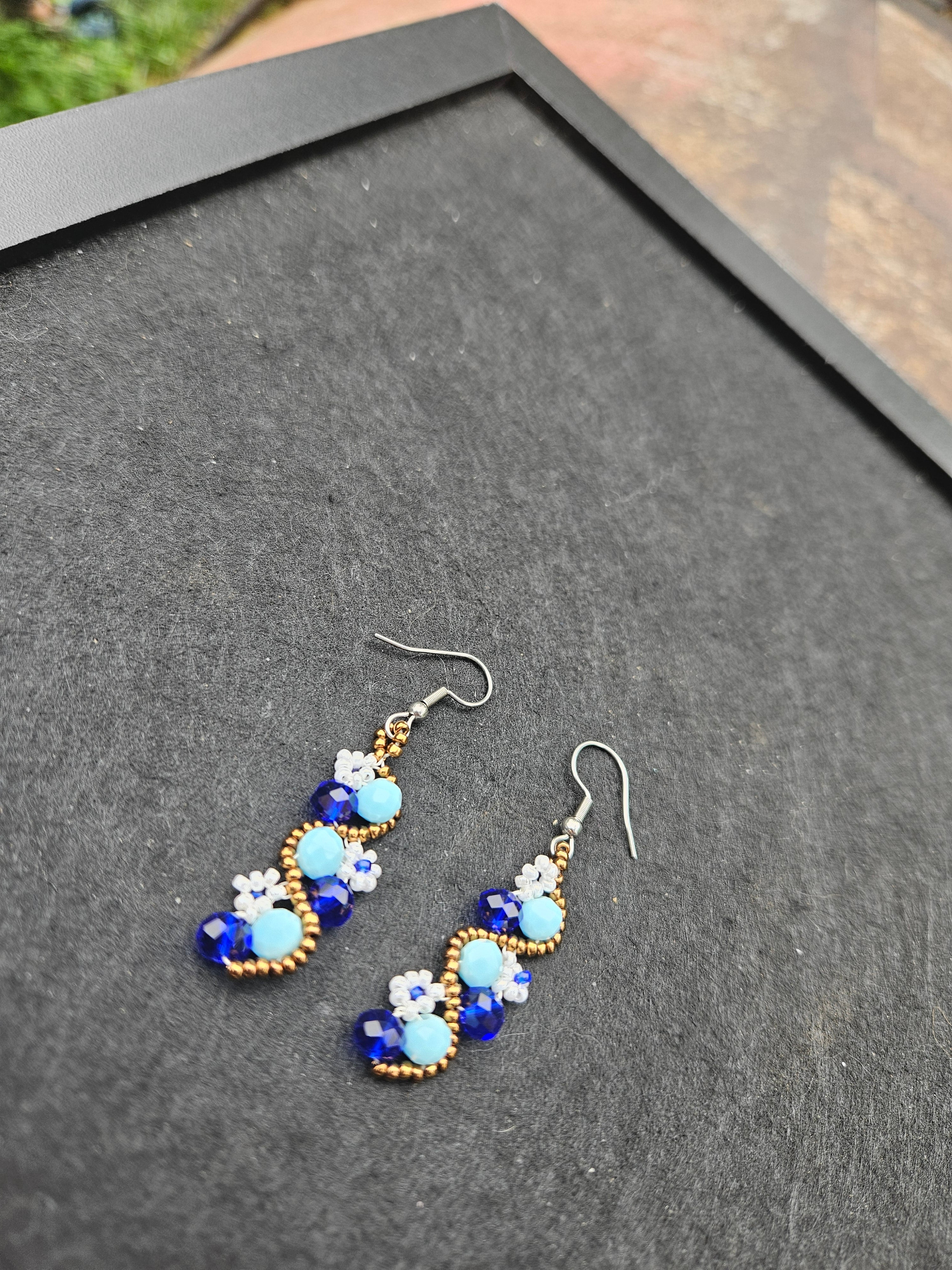 Flower dangle earrings
